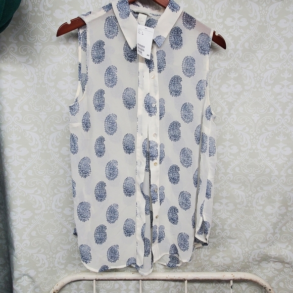 Sleeveless blouse in airy chiffon. Collar, buttons at front, and a rounded hem. - Picture 2 of 11